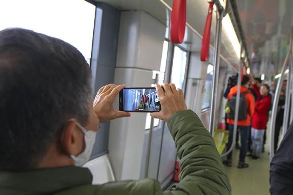 42 8 Nguoi Dan Hao Huc Tham Quan Doan Tau Tuyen Metro Nhon   Ga Ha Noi