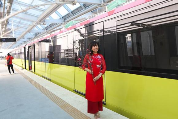 42 9 Nguoi Dan Hao Huc Tham Quan Doan Tau Tuyen Metro Nhon   Ga Ha Noi