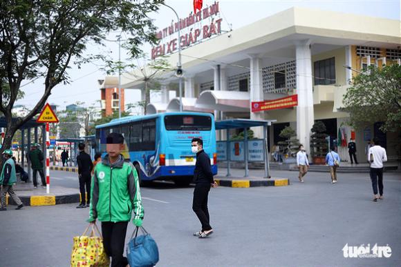 42 2 Hanh Khach Ha Noi Phai Deo Khau Trang Do Than Nhiet Khai Bao Y Te Khi Len Xe