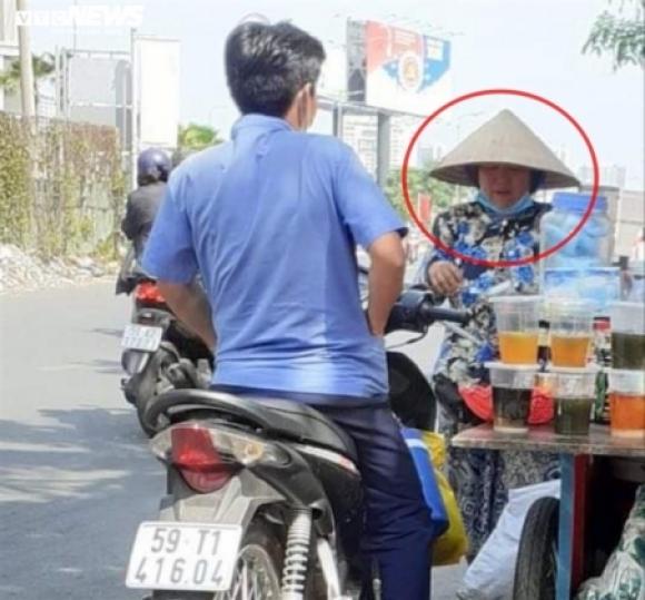 42 2 Nguoi Phu Nu Ban Nuoc Hoi Tien Cua Co Gai Tra Lai 15 Trieu Dong