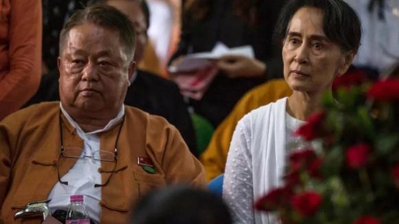 42 1 Canh Tay Phai Cua Ba Suu Kyi Bi Bat Khi Bieu Tinh Lan Rong O Myanmar