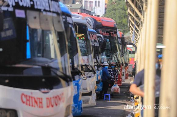 42 12 Canh Tuong Hiem Gap O Ha Noi Ben Xe Vang Tanh Ngay Cuoi Nam Nha Xe Ngan Ngam Chuyen Dong Nhat Chi Duoc 12 Khach