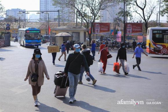 42 14 Canh Tuong Hiem Gap O Ha Noi Ben Xe Vang Tanh Ngay Cuoi Nam Nha Xe Ngan Ngam Chuyen Dong Nhat Chi Duoc 12 Khach