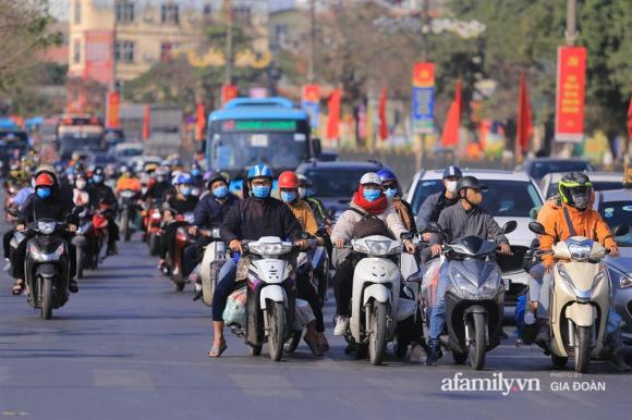 42 16 Canh Tuong Hiem Gap O Ha Noi Ben Xe Vang Tanh Ngay Cuoi Nam Nha Xe Ngan Ngam Chuyen Dong Nhat Chi Duoc 12 Khach