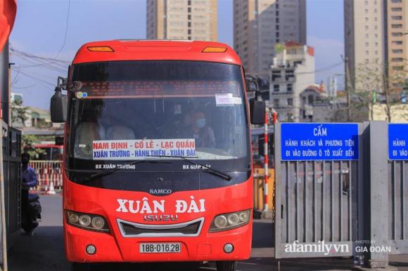 42 19 Canh Tuong Hiem Gap O Ha Noi Ben Xe Vang Tanh Ngay Cuoi Nam Nha Xe Ngan Ngam Chuyen Dong Nhat Chi Duoc 12 Khach