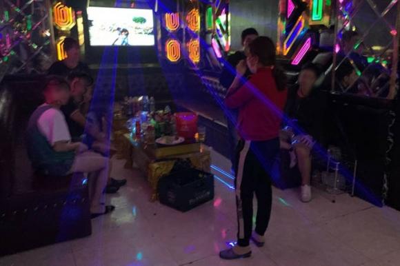 42 1 Quan Karaoke Hoat Dong Chui Giua Dich