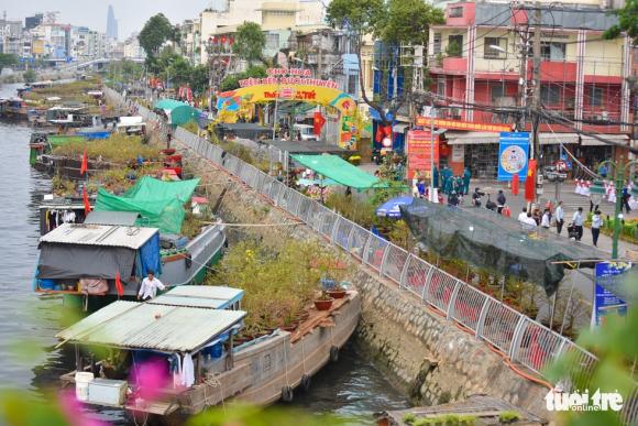 42 2 Dan Sai Gon Den Ben Binh Dong Tham Quan Cho Hoa Xuan Tren Ben Duoi Thuyen