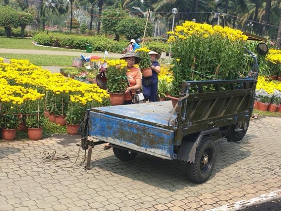 42 2 Hoa E Nguoi Ban Van Tu Tin Giu Gia Nguoi Mua Canh Me Cho Giam