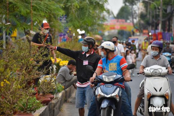 42 3 Dan Sai Gon Den Ben Binh Dong Tham Quan Cho Hoa Xuan Tren Ben Duoi Thuyen