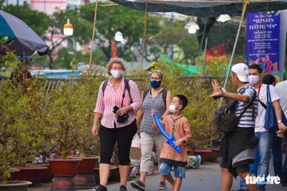 42 4 Dan Sai Gon Den Ben Binh Dong Tham Quan Cho Hoa Xuan Tren Ben Duoi Thuyen