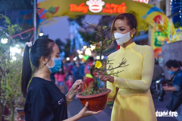 42 5 Dan Sai Gon Den Ben Binh Dong Tham Quan Cho Hoa Xuan Tren Ben Duoi Thuyen