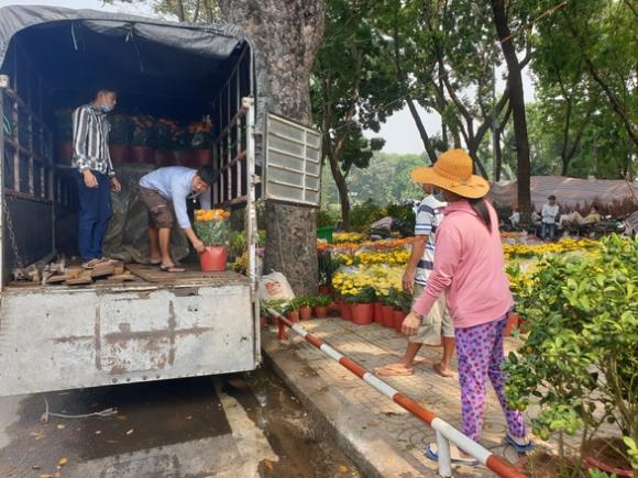 42 6 Hoa E Nguoi Ban Van Tu Tin Giu Gia Nguoi Mua Canh Me Cho Giam