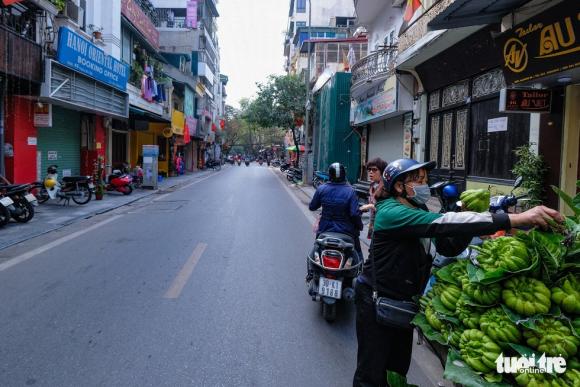 42 6 Pho Co Ha Noi Diu Hiu Hang Loat Cua Hang Treo Bien Nghi Ban