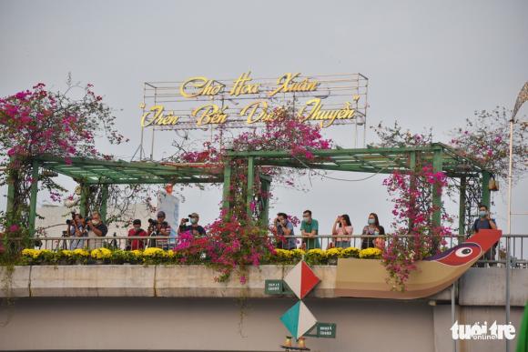 42 7 Dan Sai Gon Den Ben Binh Dong Tham Quan Cho Hoa Xuan Tren Ben Duoi Thuyen