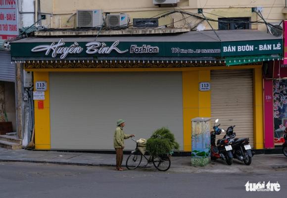 42 7 Pho Co Ha Noi Diu Hiu Hang Loat Cua Hang Treo Bien Nghi Ban