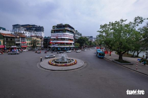 42 9 Pho Co Ha Noi Diu Hiu Hang Loat Cua Hang Treo Bien Nghi Ban