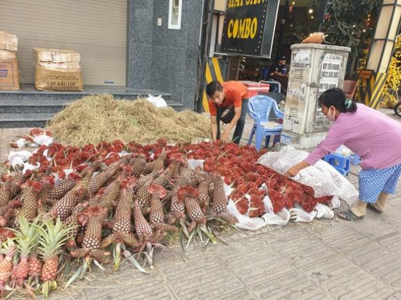 42 5 Suc Mua Cham Con Gap Mua Nguoi Ban Hoa Trai  O Sai Gon Lo Sot Vo