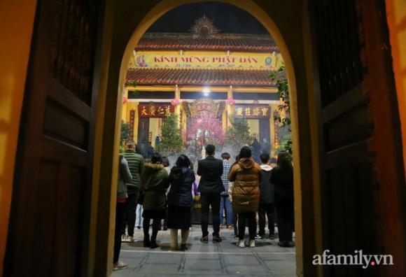 42 6 Nguoi Ha Noi Do Ve Chua Quan Su Xin Loc Sau Giao Thua Cau Mong Mot Nam Moi Binh An Khoe Manh