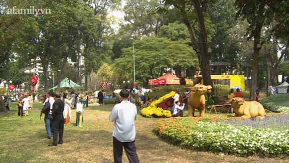 42 10 Nhan Nhan Nguoi Dan Di Choi Tet Tai Duong Hoa Nguyen Hue Cong Vien Tao Dan Quen Deo Khau Trang Giua Mua Dich Covid 19