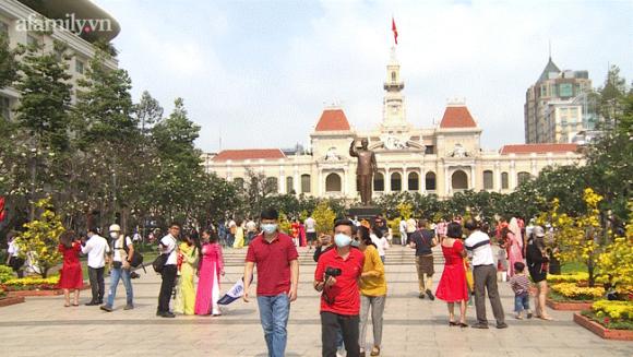 42 1 Nhan Nhan Nguoi Dan Di Choi Tet Tai Duong Hoa Nguyen Hue Cong Vien Tao Dan Quen Deo Khau Trang Giua Mua Dich Covid 19