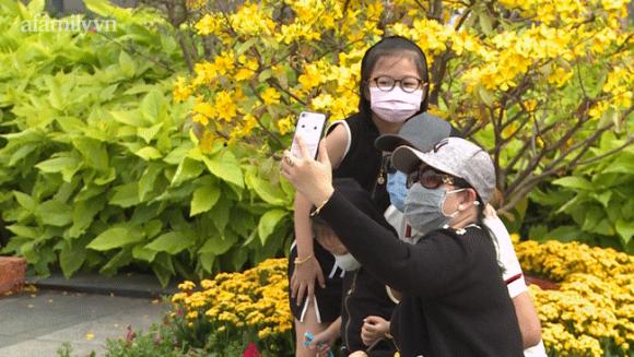 42 4 Nhan Nhan Nguoi Dan Di Choi Tet Tai Duong Hoa Nguyen Hue Cong Vien Tao Dan Quen Deo Khau Trang Giua Mua Dich Covid 19