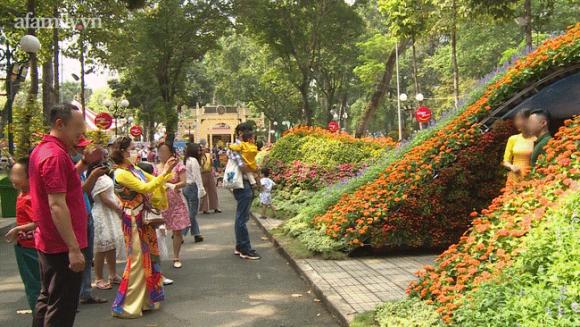 42 9 Nhan Nhan Nguoi Dan Di Choi Tet Tai Duong Hoa Nguyen Hue Cong Vien Tao Dan Quen Deo Khau Trang Giua Mua Dich Covid 19