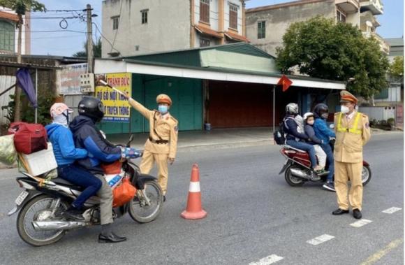 42 2 Nguoi Ve Hai Duong An Tet Voi Va Roi Di Truoc Gio G Gian Cach Xa Hoi