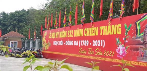 42 12 Dinh Chua Dong Cua Vi Covid 19 Nguoi Ha Noi Bai Vong Cau Binh An Tu Ben Ngoai