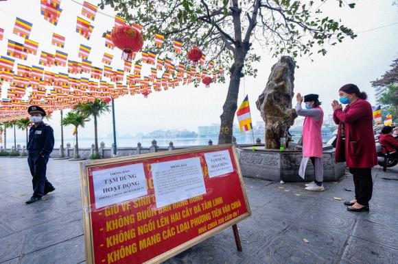 42 1 Den Chua Ha Noi Dong Cua Nguoi Hanh Huong Vai Vong Nhet Tien Qua Khe Cong