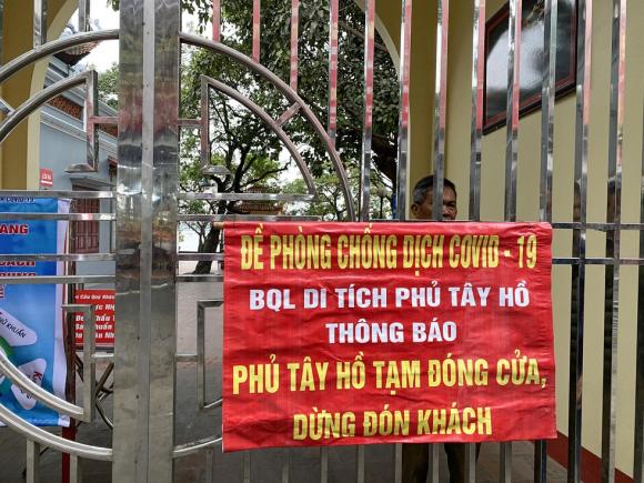 42 2 Den Chua Ha Noi Dong Cua Nguoi Hanh Huong Vai Vong Nhet Tien Qua Khe Cong