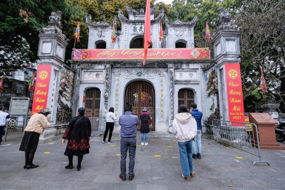 42 3 Den Chua Ha Noi Dong Cua Nguoi Hanh Huong Vai Vong Nhet Tien Qua Khe Cong