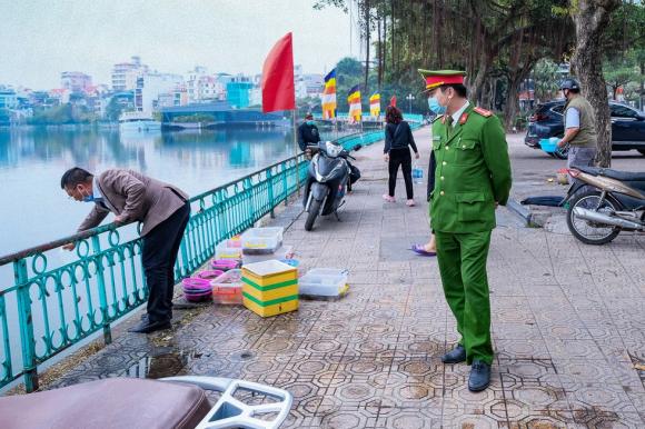 42 5 Den Chua Ha Noi Dong Cua Nguoi Hanh Huong Vai Vong Nhet Tien Qua Khe Cong