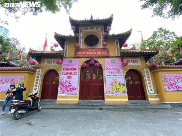 42 5 Dinh Chua Dong Cua Vi Covid 19 Nguoi Ha Noi Bai Vong Cau Binh An Tu Ben Ngoai