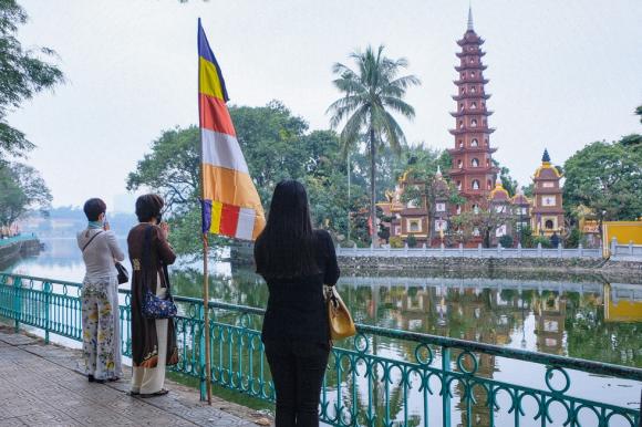 42 6 Den Chua Ha Noi Dong Cua Nguoi Hanh Huong Vai Vong Nhet Tien Qua Khe Cong