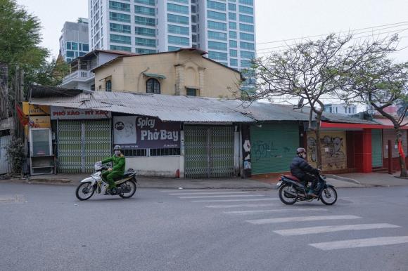 42 7 Den Chua Ha Noi Dong Cua Nguoi Hanh Huong Vai Vong Nhet Tien Qua Khe Cong