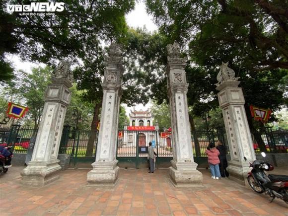 42 9 Dinh Chua Dong Cua Vi Covid 19 Nguoi Ha Noi Bai Vong Cau Binh An Tu Ben Ngoai