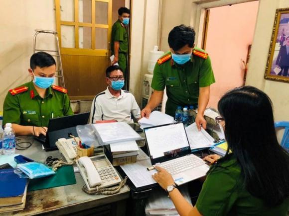 42 3 Kho Hang Ngoai Khung Duoc Phu Phep De Livestream Ban Tren Mang