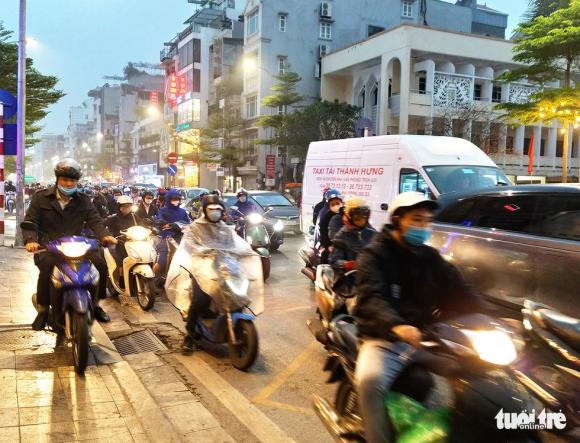 42 2 Mua Phun Keo Dai Gio Tan Tam Nguoi Ha Noi Lai Gap Canh Nhich Tung Buoc