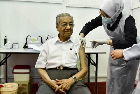 42 1 Cuu Thu Tuong Mahathir Tro Thanh Nguoi Gia Nhat Malaysia Tiem Vaccine Ngua Covid 19