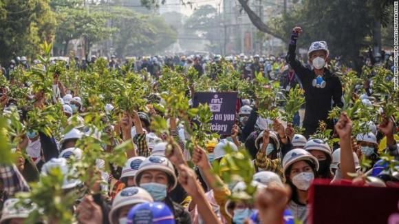 42 1 Myanmar Hai Nguoi Bieu Tinh Thiet Mang Quan Doi Kiem Soat Benh Vien