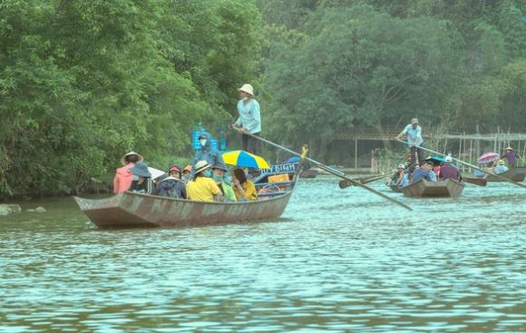 42 5 Khach Thap Phuong Un Un Keo Den Chua Huong Phot Lo Quy Dinh Phong Dich