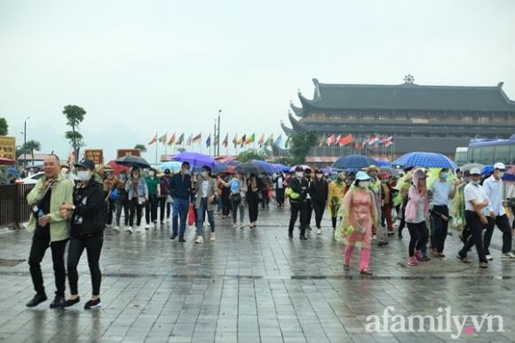 42 4 Mac Troi Mua Hang Van Nguoi Do Xo Ve Chua Tam Chuc Du Xuan Le Bai Ban Quan Ly Buoc Phai Dung Ban Ve Vi Qua Tai