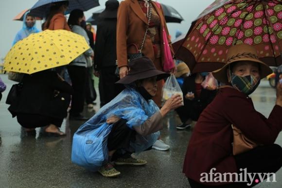 42 7 Mac Troi Mua Hang Van Nguoi Do Xo Ve Chua Tam Chuc Du Xuan Le Bai Ban Quan Ly Buoc Phai Dung Ban Ve Vi Qua Tai