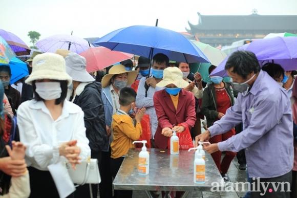 42 8 Mac Troi Mua Hang Van Nguoi Do Xo Ve Chua Tam Chuc Du Xuan Le Bai Ban Quan Ly Buoc Phai Dung Ban Ve Vi Qua Tai