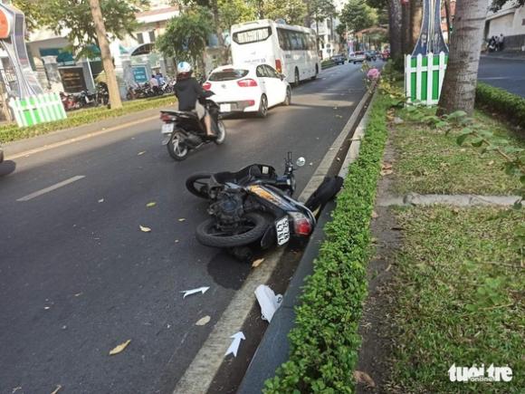 42 2 Chang Trai Nuoc Ngoai Dang Chay Xe May Nga Lan Ra Chet Giua Duong