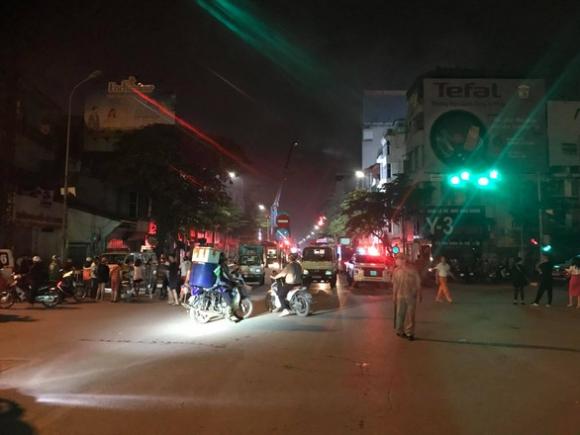 42 2 Ha Noi Chay Cua Hang Ban Do So Sinh Giua Dem Nghi Nhieu Nguoi Mac Ket