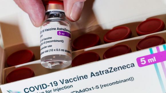 42 1 Vaccine Astrazeneca Tiep Tuc Gay Tranh Cai Tai Chau Au Voi Nghi Ngo Gay Dong Mau