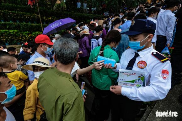 42 10 Bien Nguoi Chen Lan Dang Le O Den Hung Phu Tho