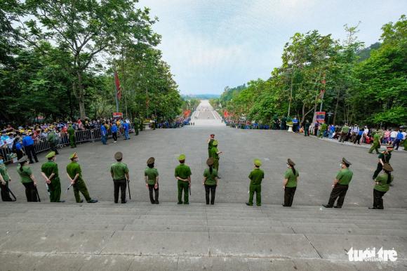 42 3 Bien Nguoi Chen Lan Dang Le O Den Hung Phu Tho