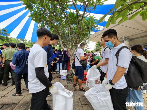 42 3 Nhat Rac O Den Tho Cac Vua Hung Ngay Gio To Bi Noi Song Ao Lam Mau Van Khong Bo Cuoc